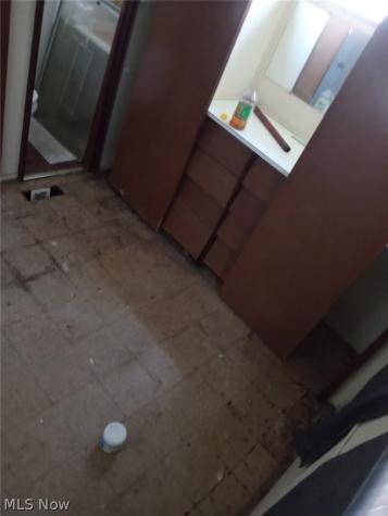 8112 Russell Lane Cleveland OH 44144
