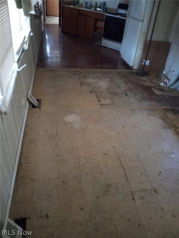 8112 Russell Lane Cleveland OH 44144