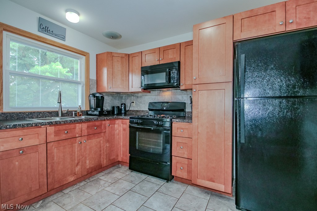 3931 Adrian Drive SE Warren OH 44484