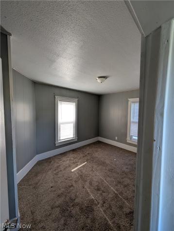 33 Hyde Avenue Niles OH 44446