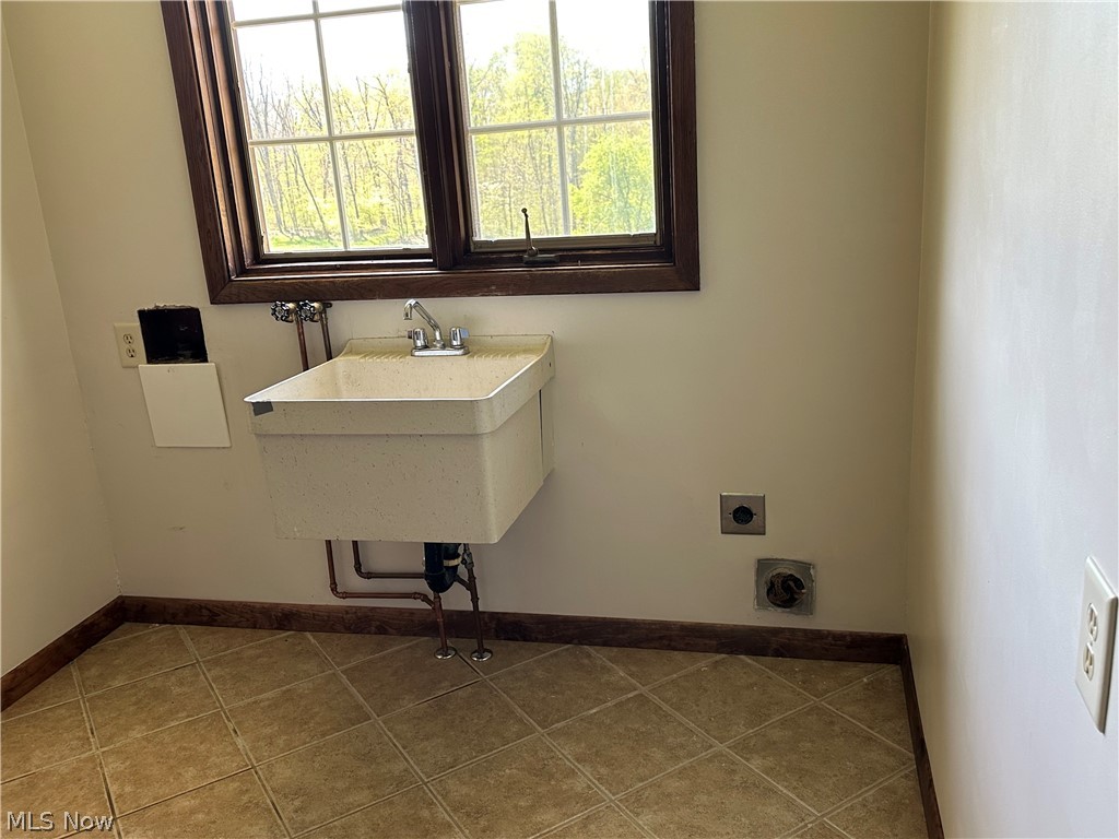 8615 Eberhart Road NE Dover OH 44622