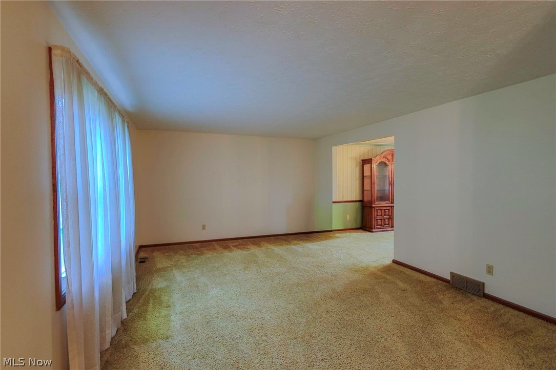 1821 Hiram Street Louisville OH 44641