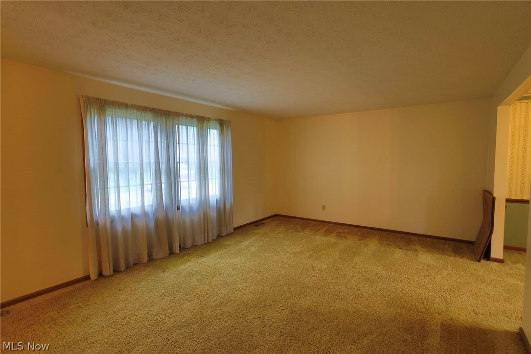 1821 Hiram Street Louisville OH 44641