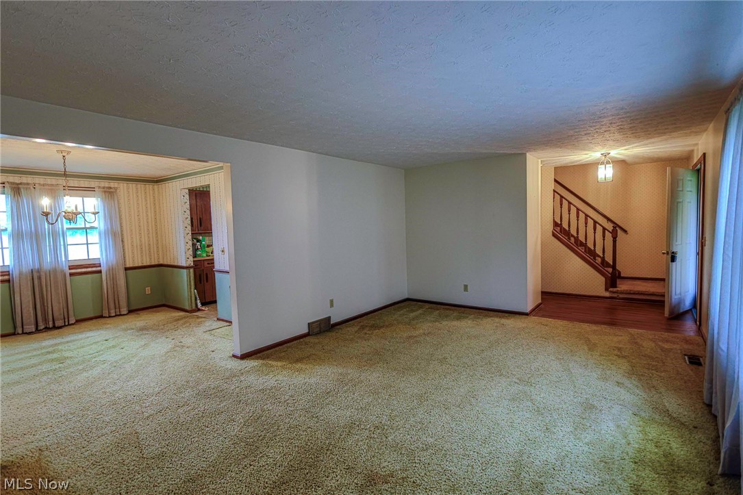 1821 Hiram Street Louisville OH 44641