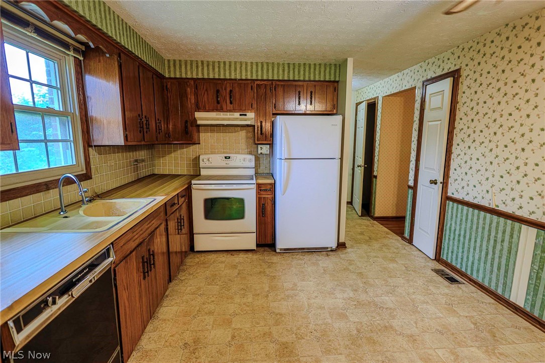 1821 Hiram Street Louisville OH 44641