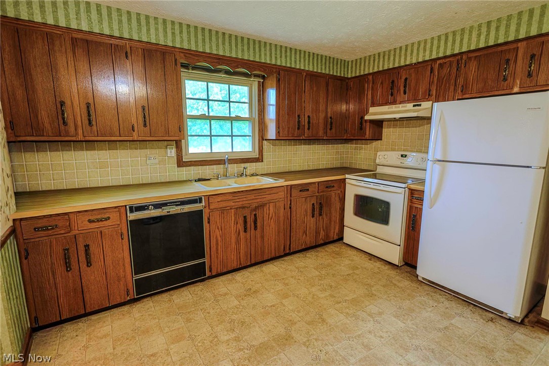 1821 Hiram Street Louisville OH 44641