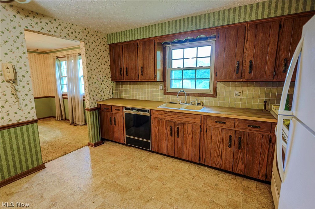 1821 Hiram Street Louisville OH 44641