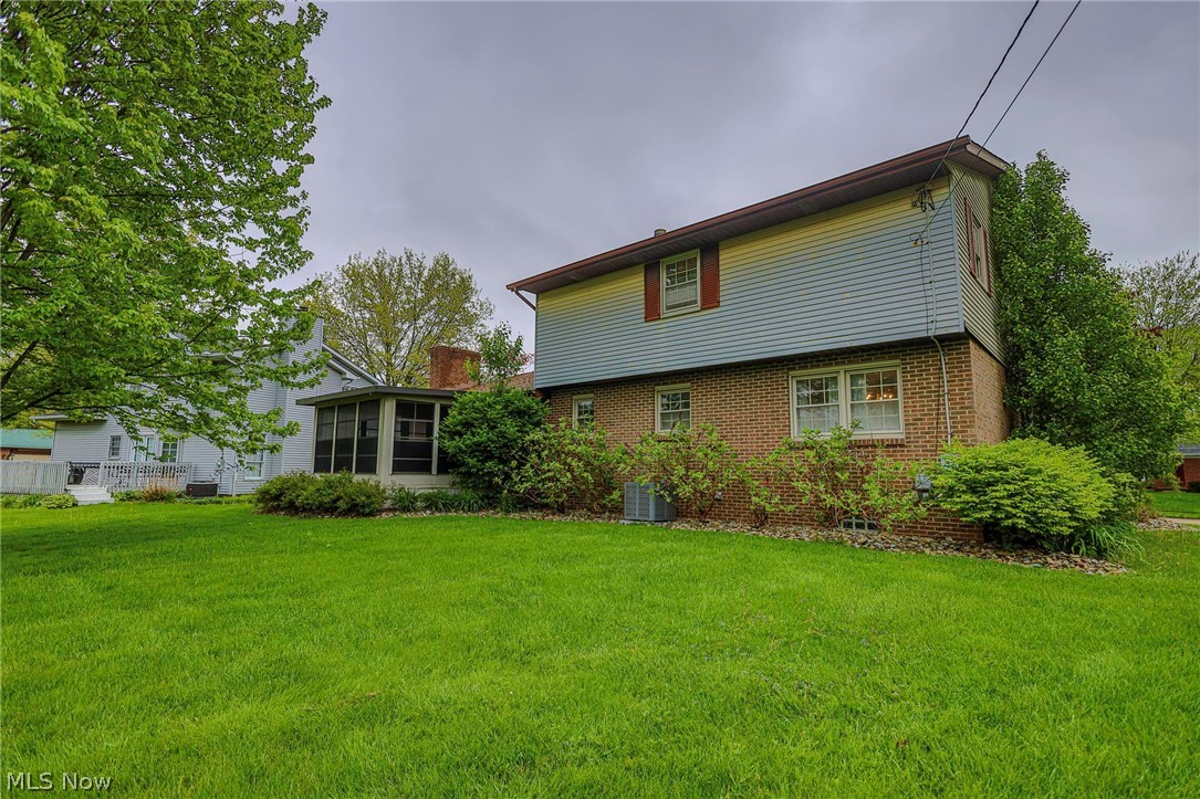 1821 Hiram Street Louisville OH 44641