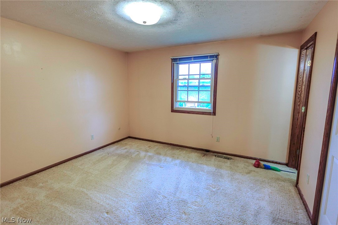 1821 Hiram Street Louisville OH 44641