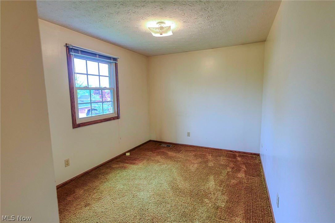 1821 Hiram Street Louisville OH 44641