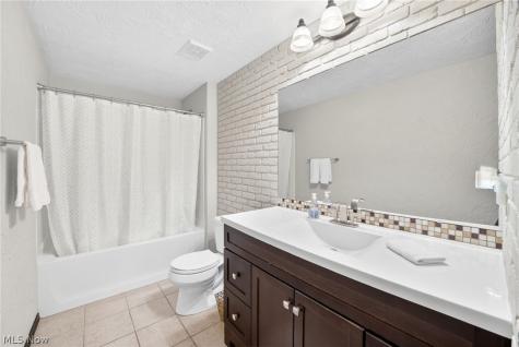 1724 Narragansett Boulevard Lorain OH 44053