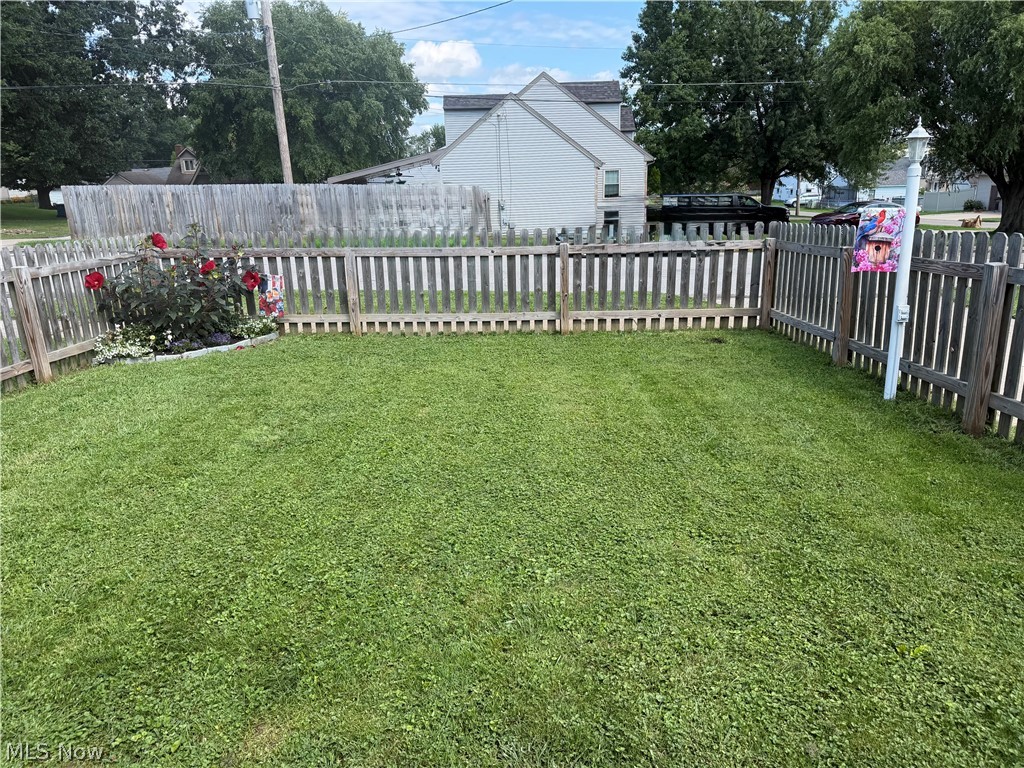 512 Maplewood Avenue Struthers OH 44471