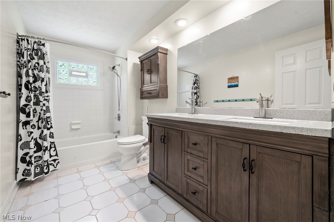 8884 Lake In The Woods Trail Chagrin Falls OH 44023