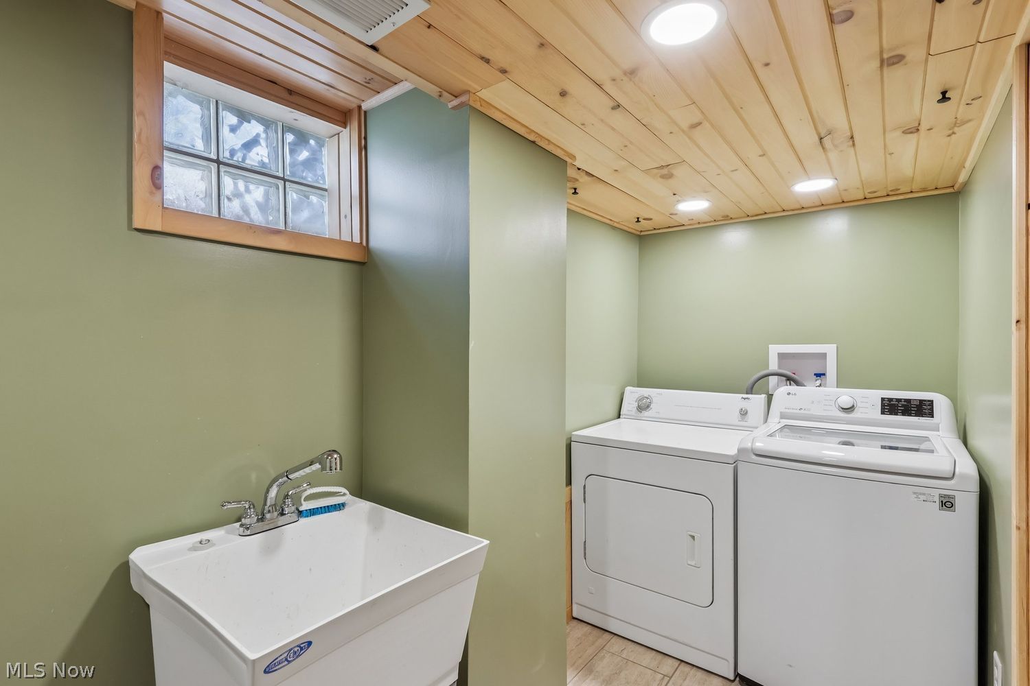 17406 Milburn Avenue Cleveland OH 44135