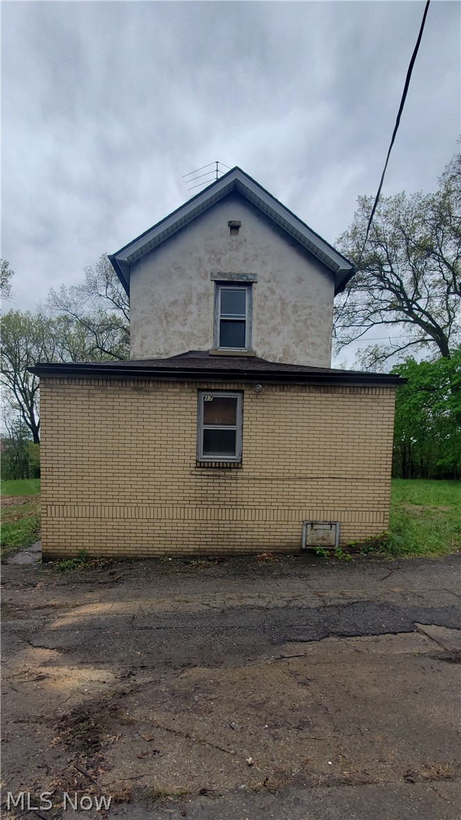 17 Oak Park Youngstown OH 44505