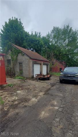 17 Oak Park Youngstown OH 44505