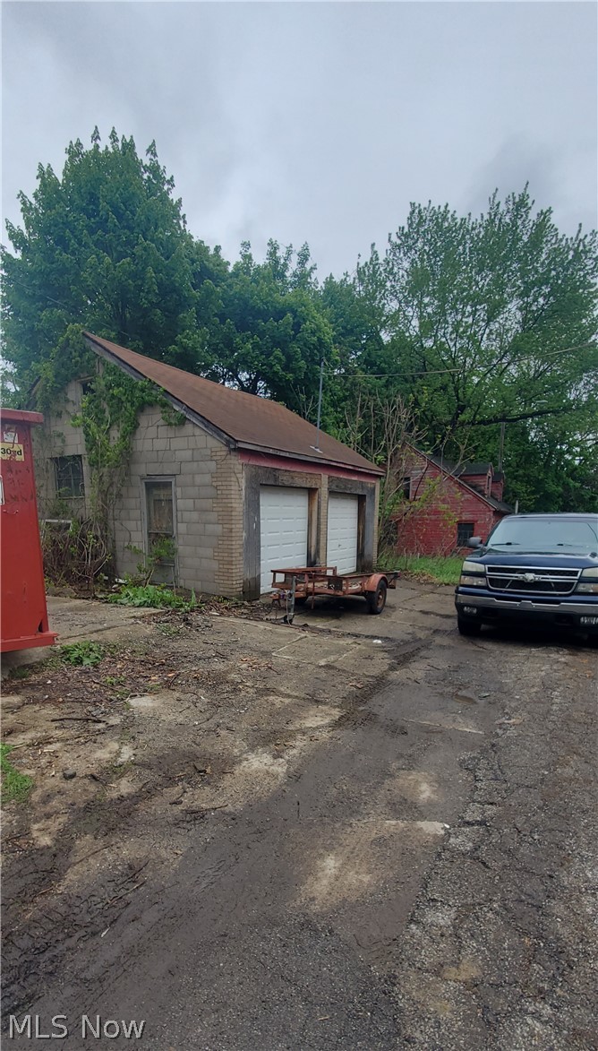 17 Oak Park Youngstown OH 44505