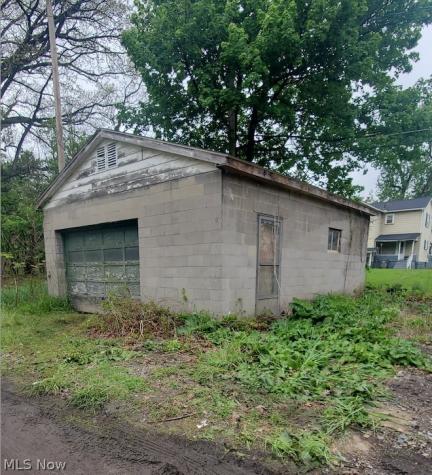 17 Oak Park Youngstown OH 44505