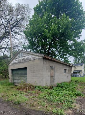 17 Oak Park Youngstown OH 44505