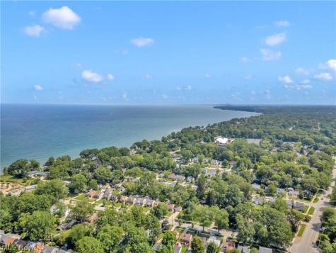 360 Huntmere Drive Bay Village OH 44140