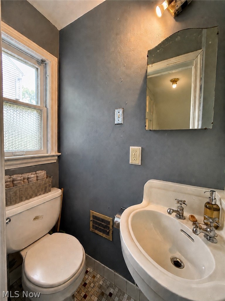 869 Cambridge Road Cleveland Heights OH 44121