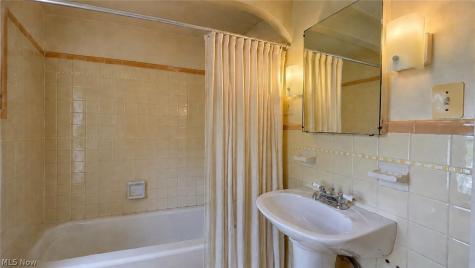 869 Cambridge Road Cleveland Heights OH 44121