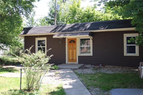 3878 Parkdale Road Cuyahoga Heights OH 44121