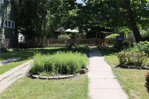 3878 Parkdale Road Cuyahoga Heights OH 44121