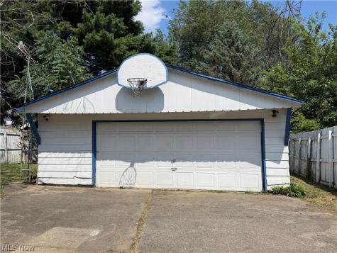 2544 Gilbert Avenue NE Canton OH 44705