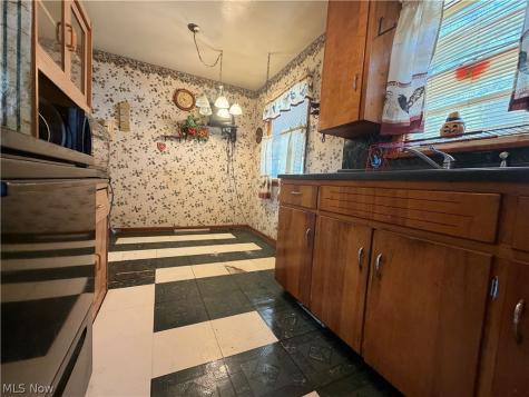 2544 Gilbert Avenue NE Canton OH 44705