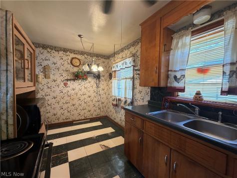 2544 Gilbert Avenue NE Canton OH 44705