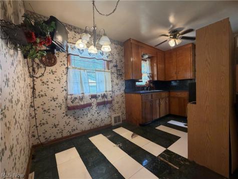 2544 Gilbert Avenue NE Canton OH 44705