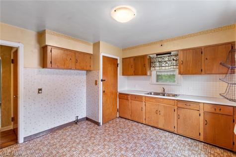 8202 Dorothy Avenue Parma OH 44129