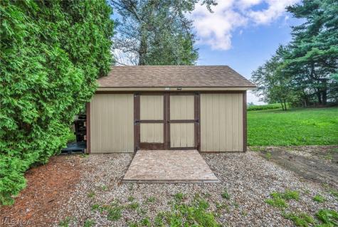7601 Brookview Street Louisville OH 44641