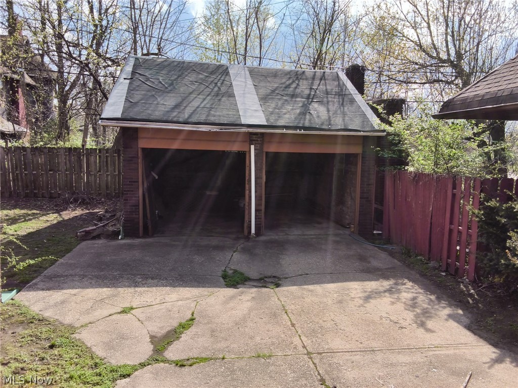 1818 Farmington Road East Cleveland OH 44112