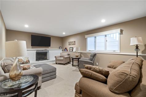 392 Derbyshire Road Akron OH 44319