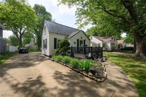 1421 Castlewood Avenue SW North Canton OH 44720