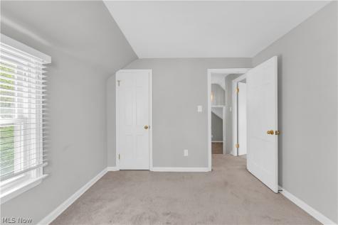 1547 Commodore Road Lyndhurst OH 44124