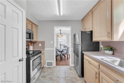 1547 Commodore Road Lyndhurst OH 44124