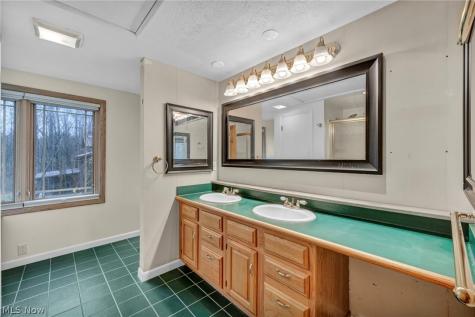 160 River Road Hinckley OH 44233