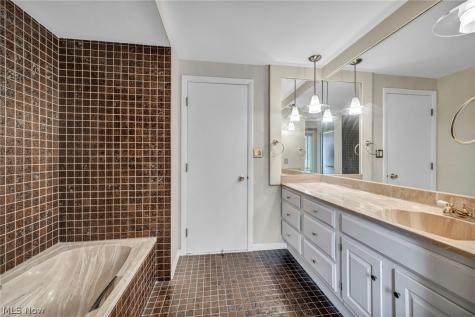 160 River Road Hinckley OH 44233