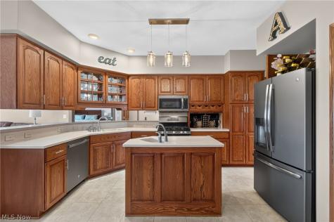 10890 Wolf Avenue NE Hartville OH 44632