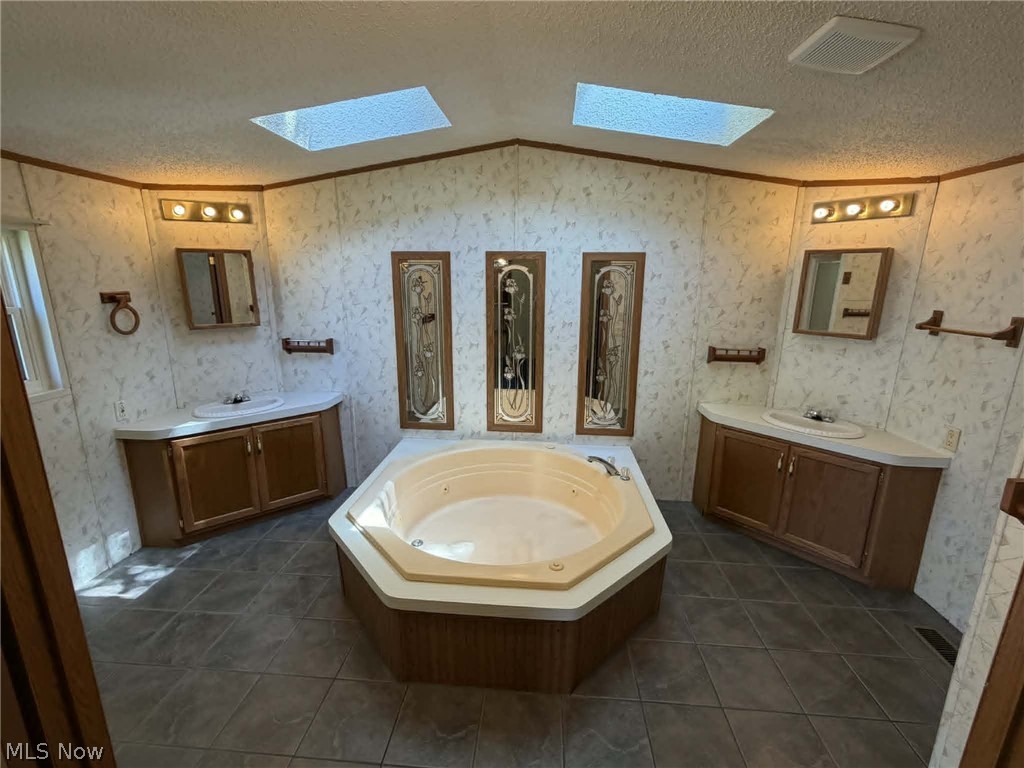 8 Hawaiian Drive Madison OH 44057