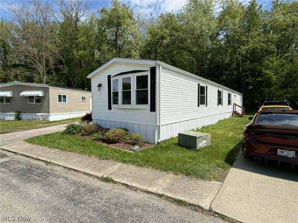 8 Hawaiian Drive Madison OH 44057