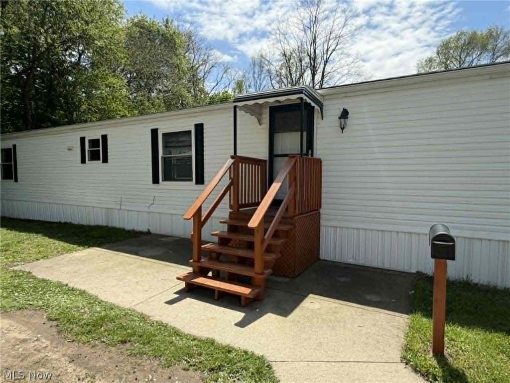 8 Hawaiian Drive Madison OH 44057