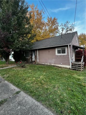 1722 Saint Elmo Avenue NE Canton OH 44705