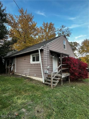 1722 Saint Elmo Avenue NE Canton OH 44705