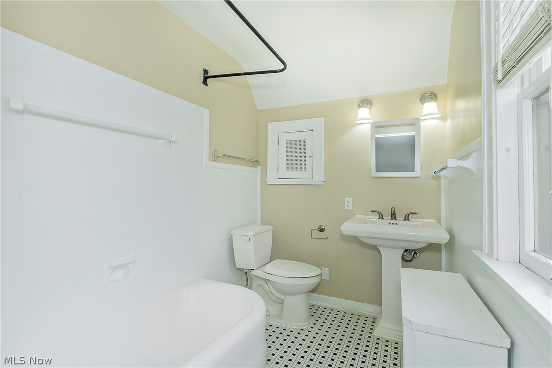 1489 Crest Road Cleveland Heights OH 44121