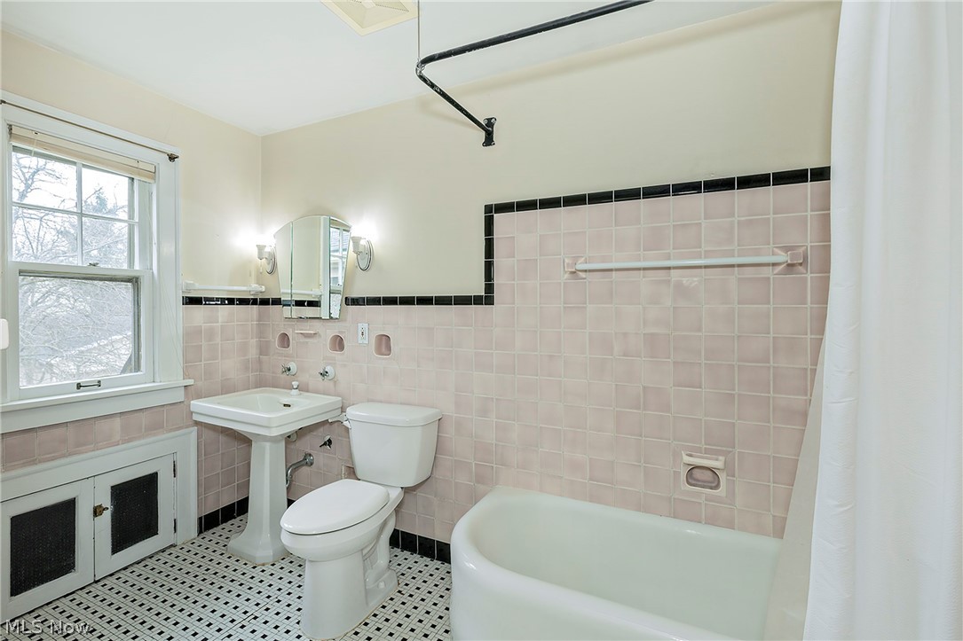 1489 Crest Road Cleveland Heights OH 44121
