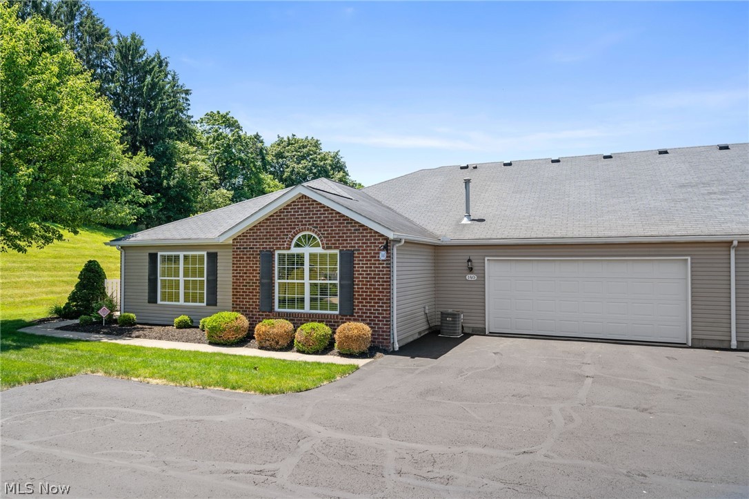 140 Woodbury Glen Street Hartville OH 44632